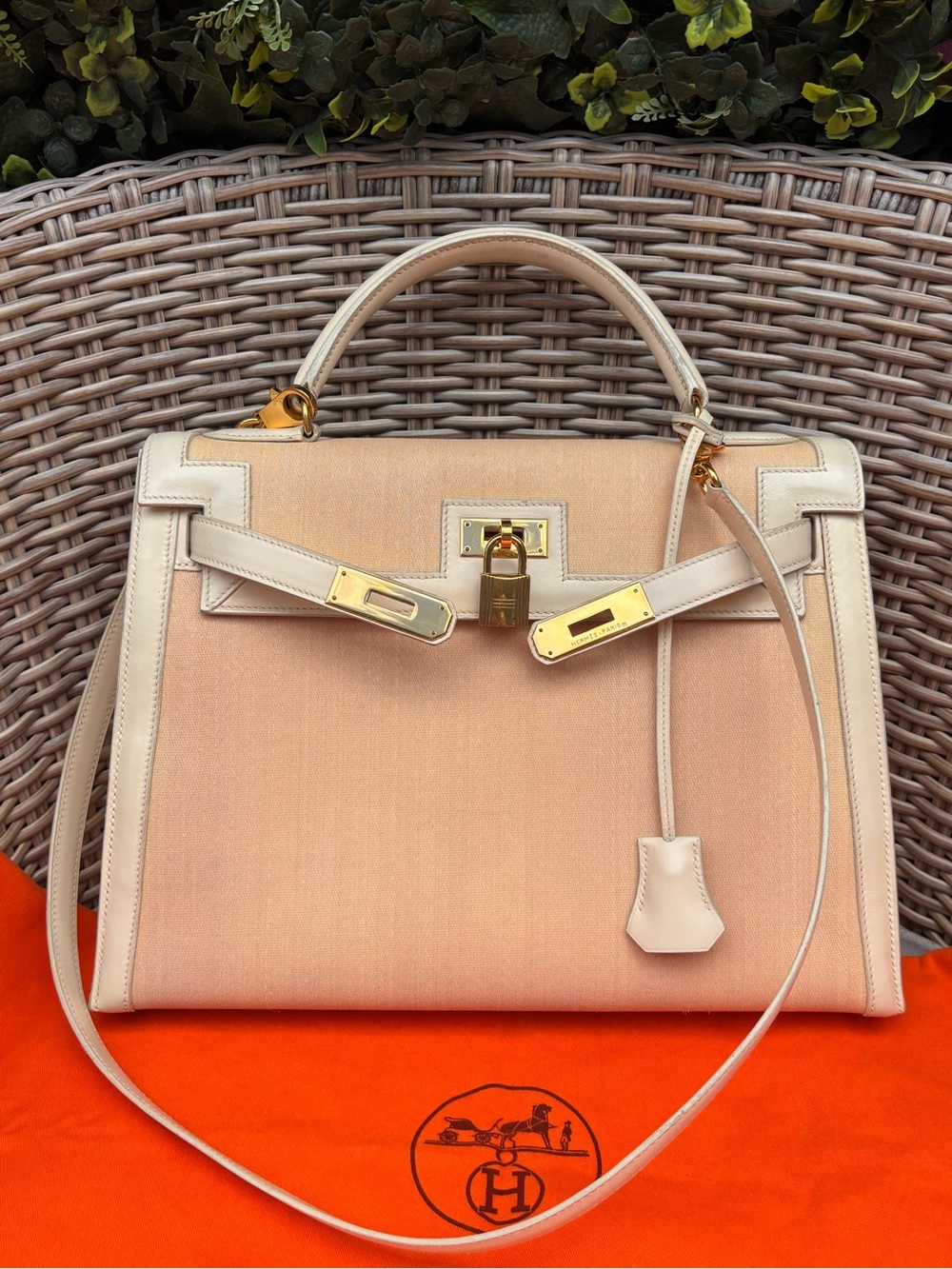 Authentic vintage HERMES KELLY 32 Ivory crinoline box leather with strap